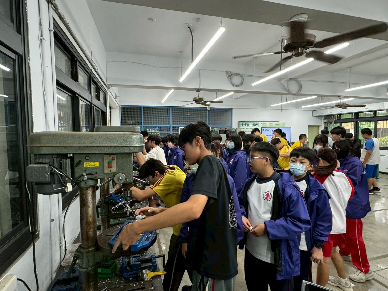 國中職涯試探鑽床鑽孔